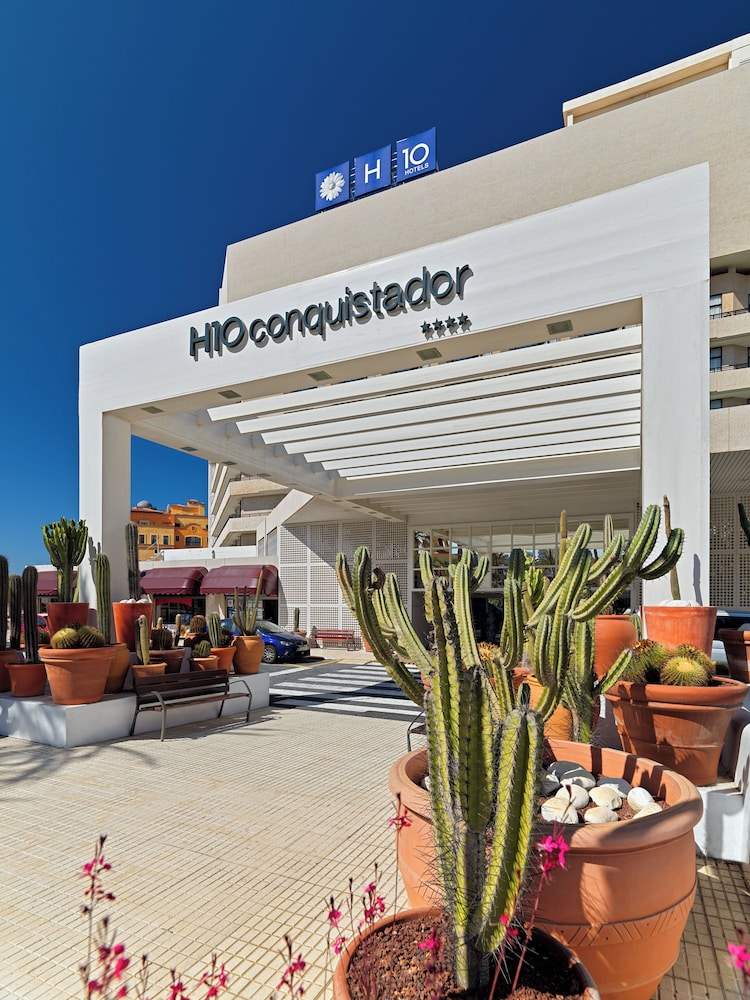 H10 Conquistador — Hotel building in Playa de las Americas, Canary Islands