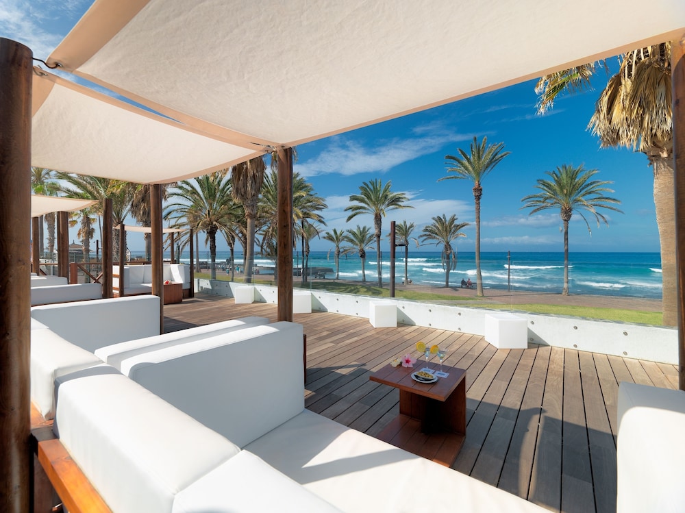 H10 Conquistador — Beach in Playa de las Americas, Canary Islands
