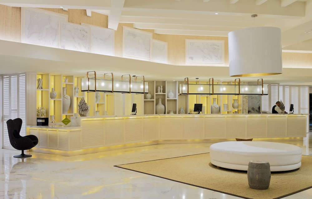 H10 Conquistador — Hotel building in Playa de las Americas, Canary Islands