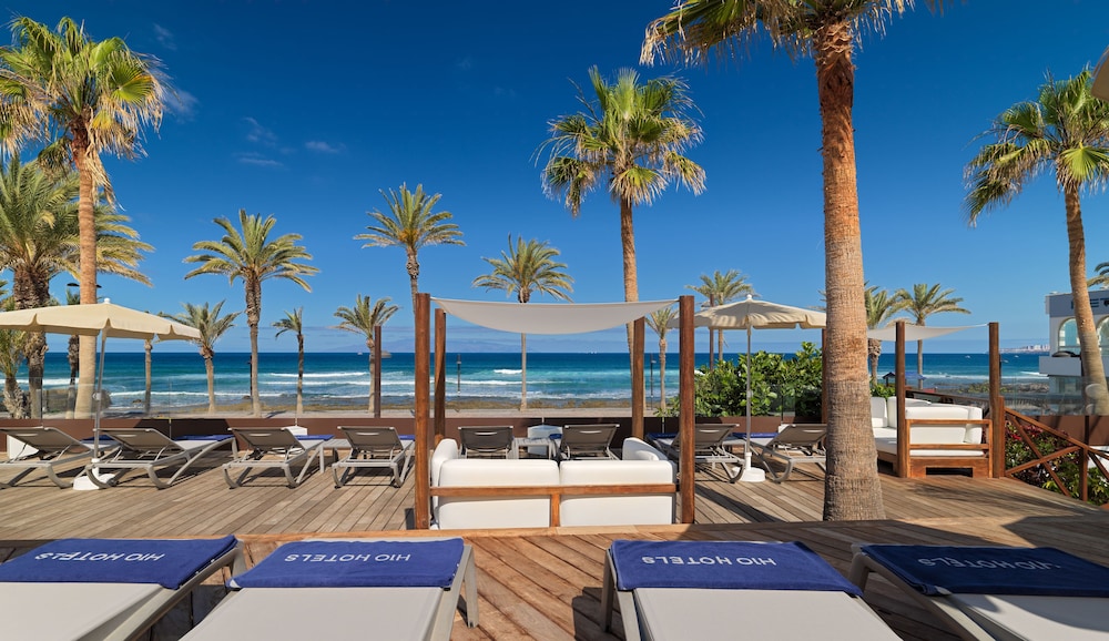 H10 Conquistador — Beach in Playa de las Americas, Canary Islands