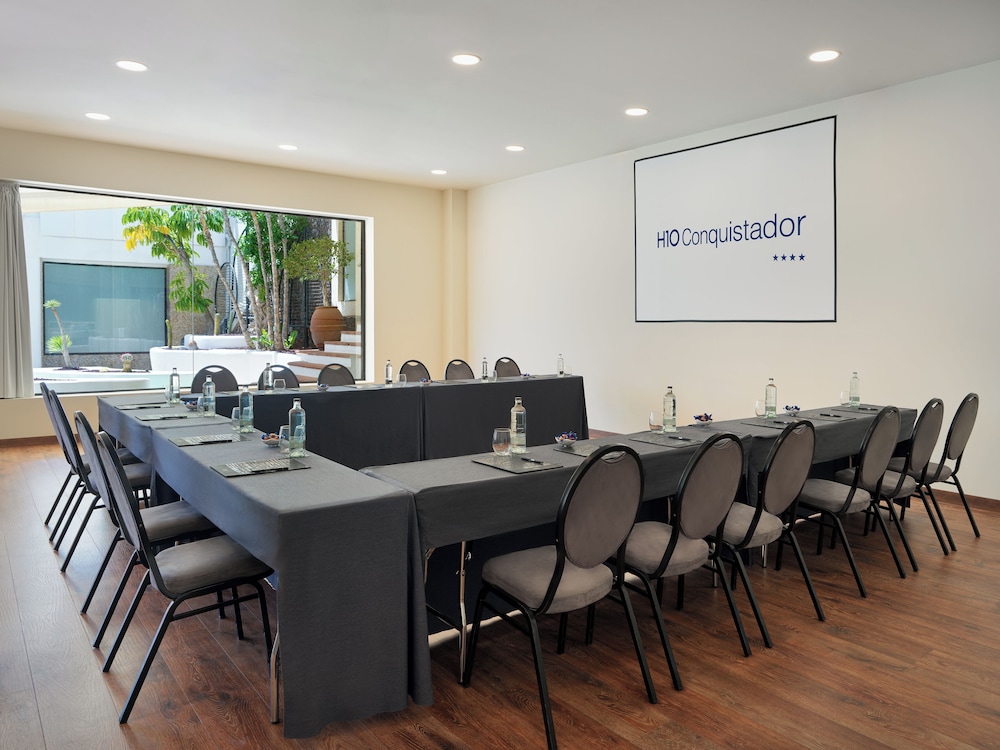 H10 Conquistador — Hotel building in Playa de las Americas, Canary Islands