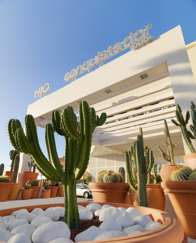 H10 Conquistador — Hotel building in Playa de las Americas, Canary Islands