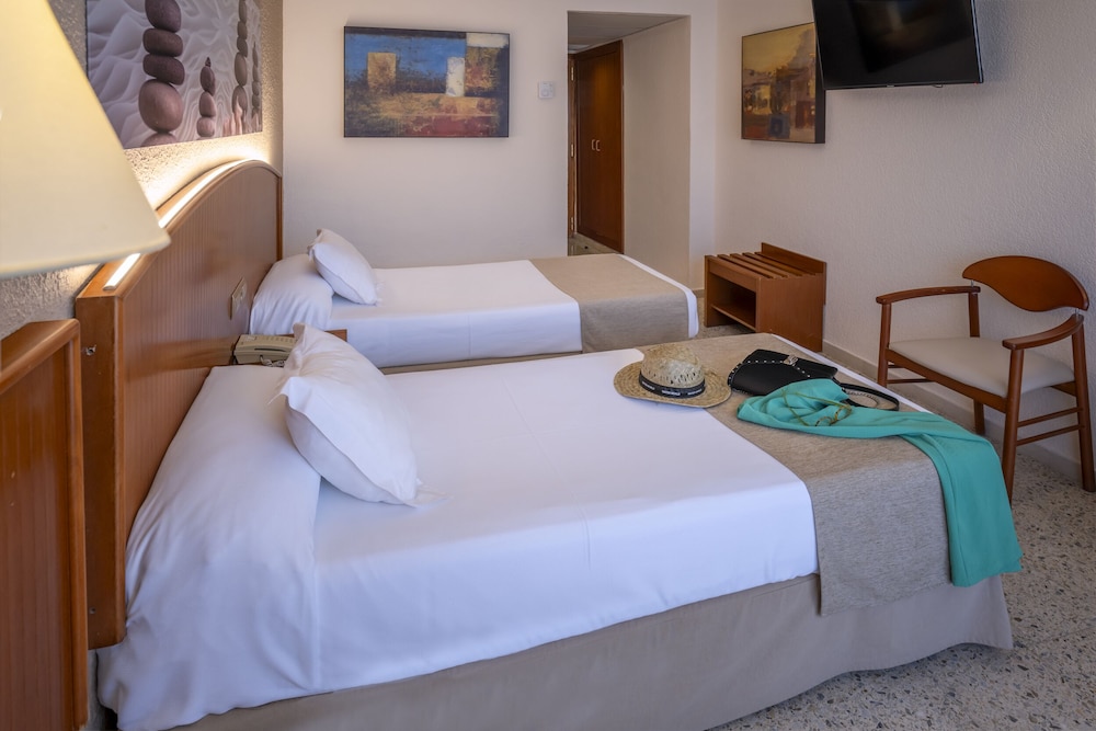 Hotel GHT Oasis Park & SPA — Hotel rooms in Lloret de Mar, Catalonia