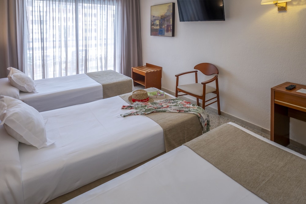 Hotel GHT Oasis Park & SPA — Hotel rooms in Lloret de Mar, Catalonia