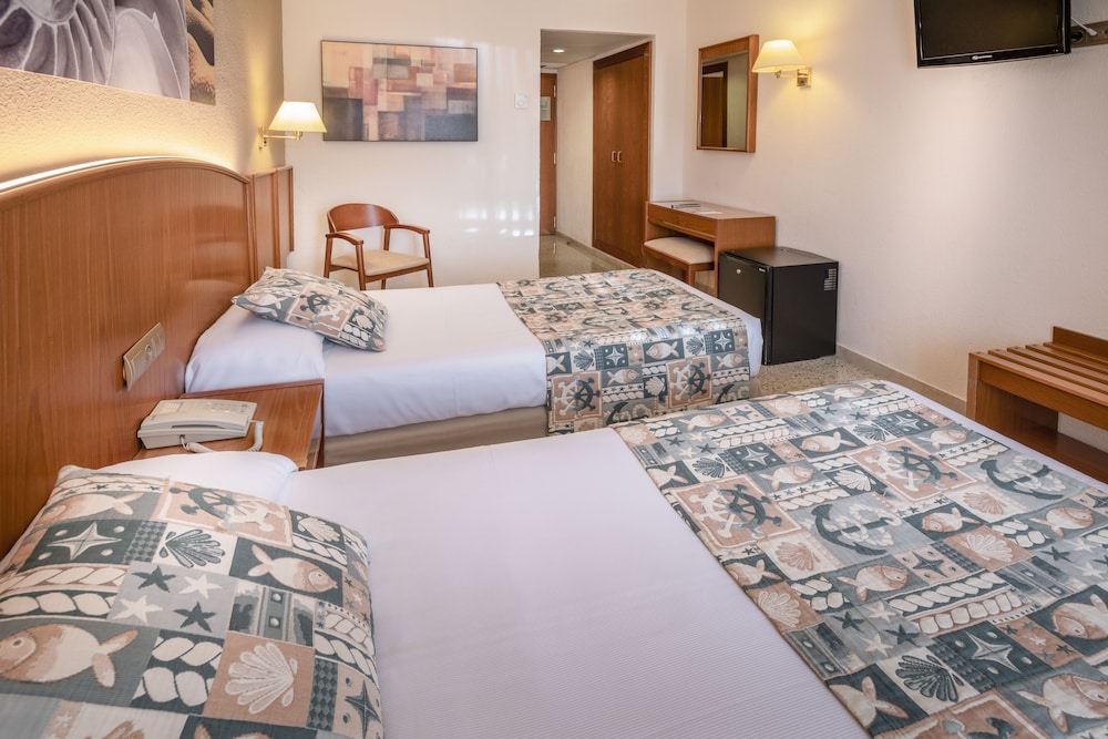 Hotel GHT Oasis Park & SPA — Hotel rooms in Lloret de Mar, Catalonia