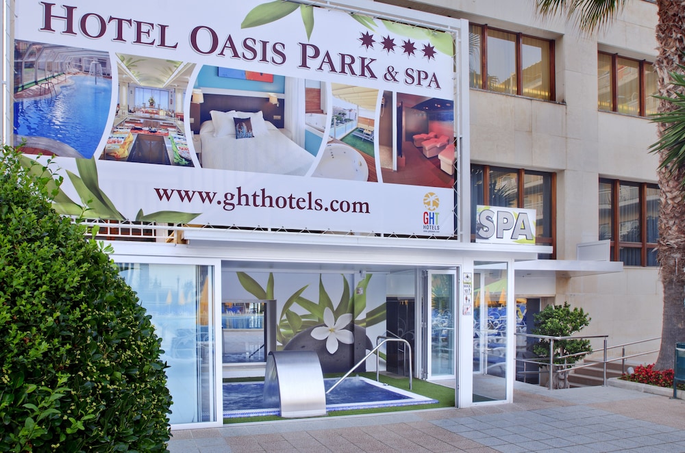 Hotel GHT Oasis Park & SPA — Hotel building in Lloret de Mar, Catalonia