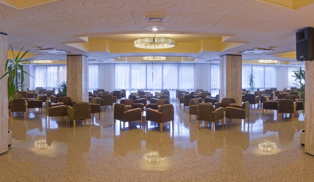 Hotel GHT Oasis Park & SPA — Hotel building in Lloret de Mar, Catalonia