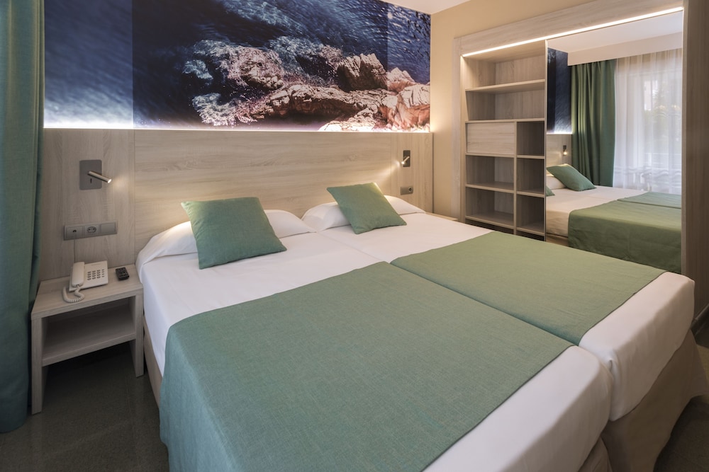 Hotel GHT Oasis Park & SPA — Hotel rooms in Lloret de Mar, Catalonia