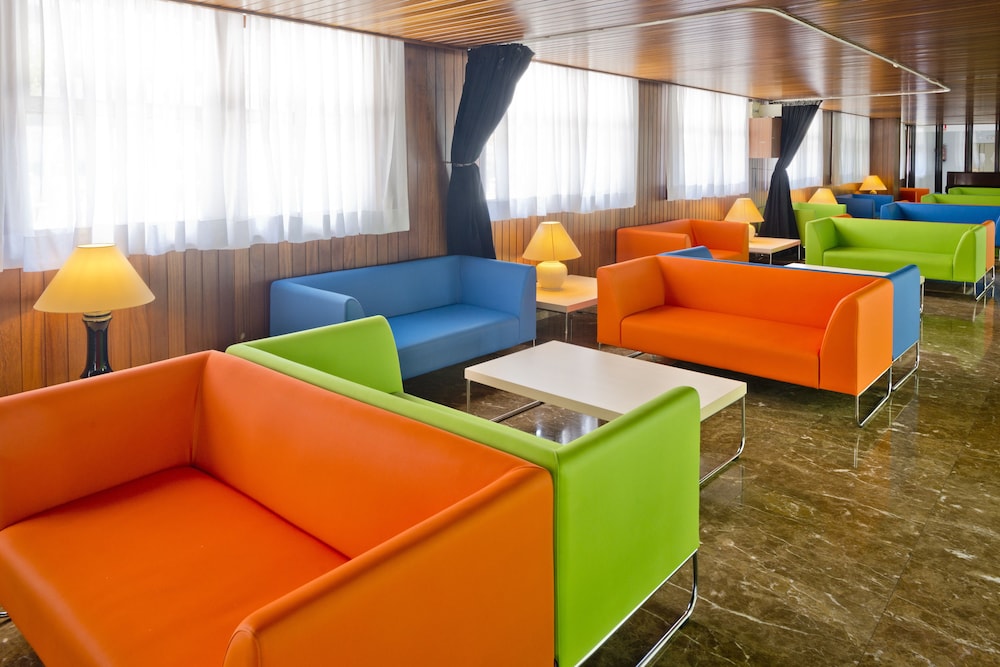 Hotel GHT Oasis Park & SPA — Restaurant & bars in Lloret de Mar, Catalonia