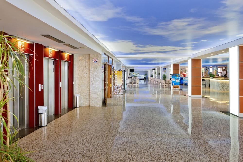 Hotel GHT Oasis Park & SPA — Hotel building in Lloret de Mar, Catalonia