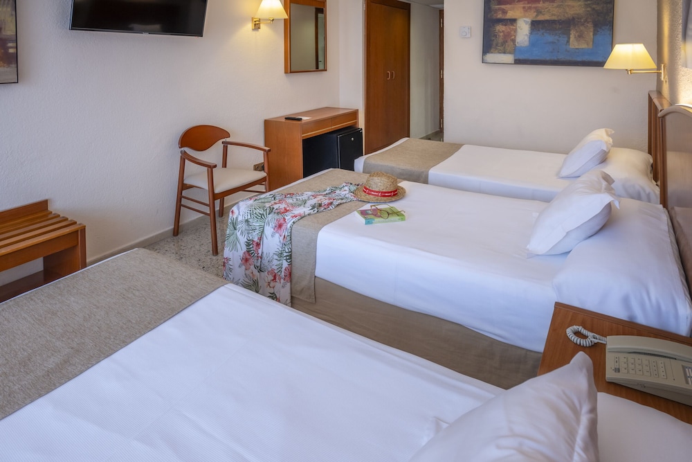 Hotel GHT Oasis Park & SPA — Hotel rooms in Lloret de Mar, Catalonia