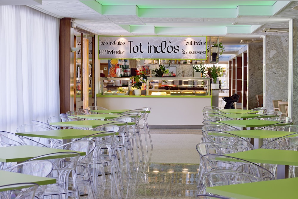 Hotel GHT Oasis Park & SPA — Restaurant & bars in Lloret de Mar, Catalonia