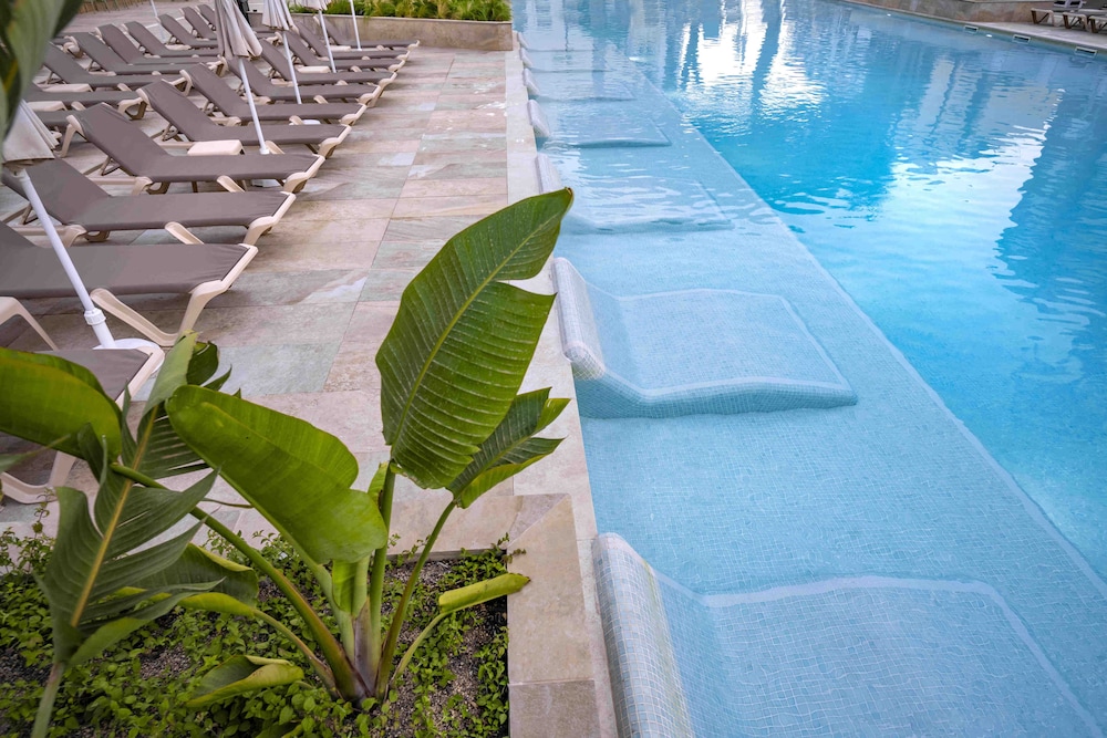 Hotel GHT Oasis Park & SPA — Swimming pool in Lloret de Mar, Catalonia
