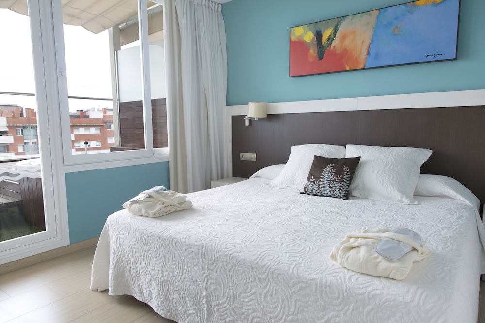 Hotel GHT Oasis Park & SPA — Hotel rooms in Lloret de Mar, Catalonia