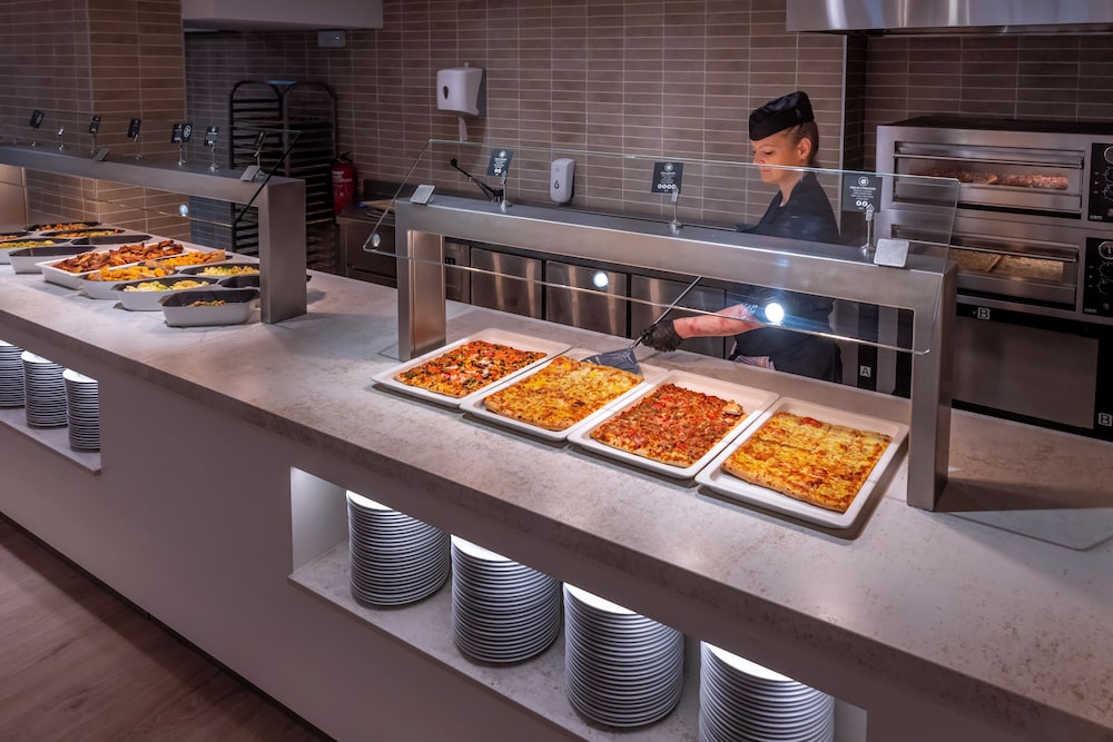 Hotel GHT Oasis Park & SPA — Restaurant & bars in Lloret de Mar, Catalonia