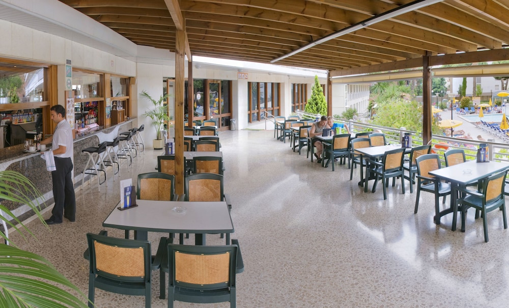 Hotel GHT Oasis Park & SPA — Restaurant & bars in Lloret de Mar, Catalonia