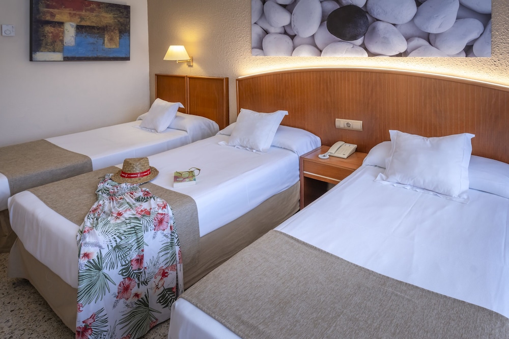 Hotel GHT Oasis Park & SPA — Hotel rooms in Lloret de Mar, Catalonia