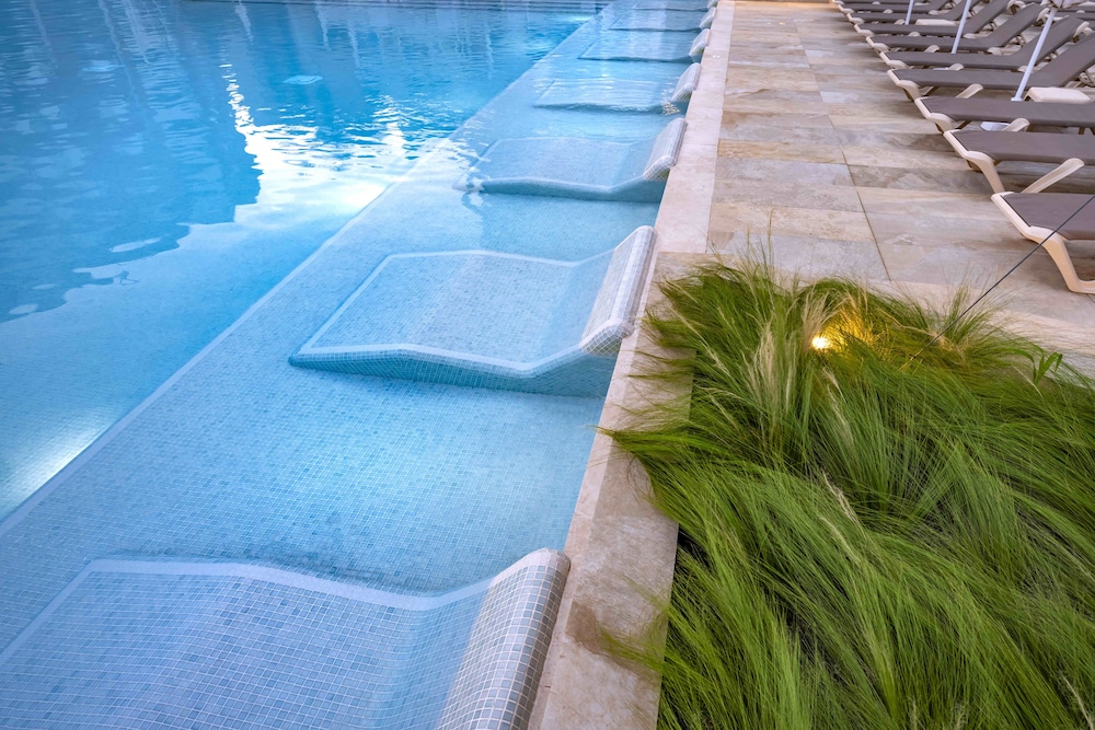 Hotel GHT Oasis Park & SPA — Swimming pool in Lloret de Mar, Catalonia