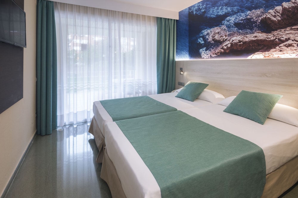 Hotel GHT Oasis Park & SPA — Hotel rooms in Lloret de Mar, Catalonia