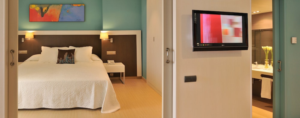 Hotel GHT Oasis Park & SPA — Hotel rooms in Lloret de Mar, Catalonia