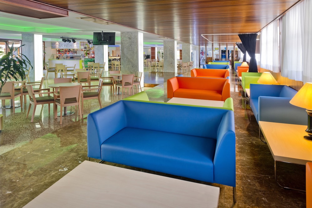 Hotel GHT Oasis Park & SPA — Restaurant & bars in Lloret de Mar, Catalonia