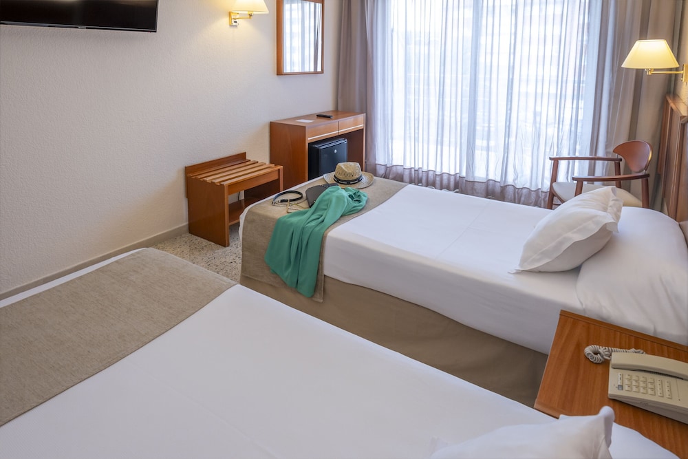 Hotel GHT Oasis Park & SPA — Hotel rooms in Lloret de Mar, Catalonia