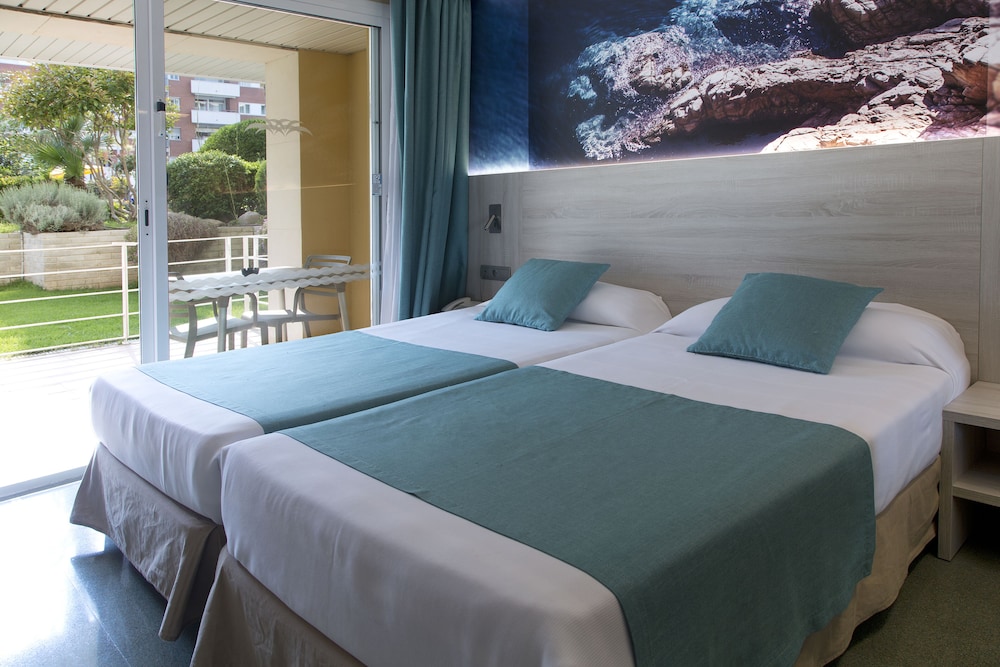 Hotel GHT Oasis Park & SPA — Hotel rooms in Lloret de Mar, Catalonia