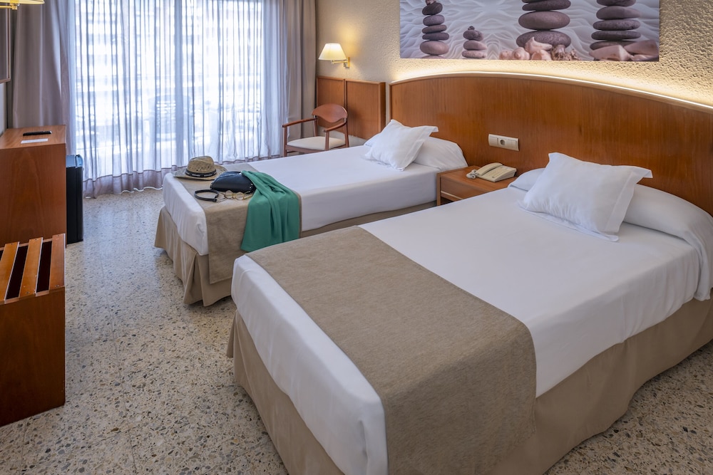 Hotel GHT Oasis Park & SPA — Hotel rooms in Lloret de Mar, Catalonia