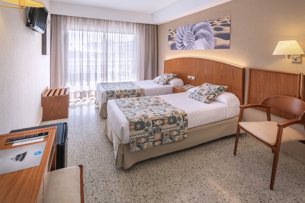 Hotel GHT Oasis Park & SPA — Hotel rooms in Lloret de Mar, Catalonia