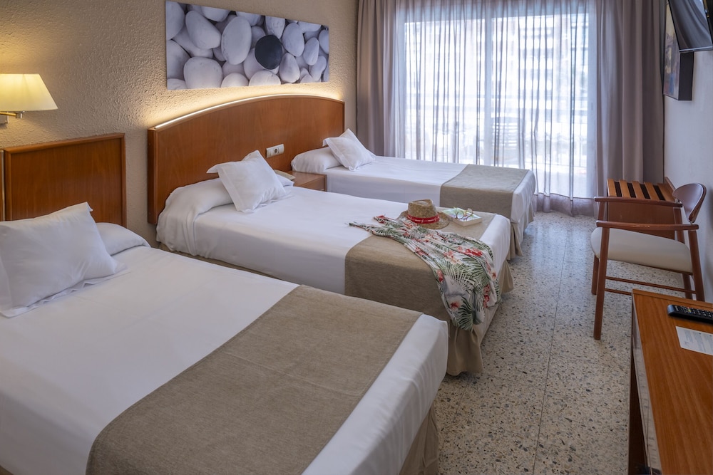 Hotel GHT Oasis Park & SPA — Hotel rooms in Lloret de Mar, Catalonia