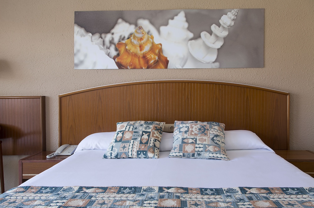Hotel GHT Oasis Park & SPA — Hotel rooms in Lloret de Mar, Catalonia