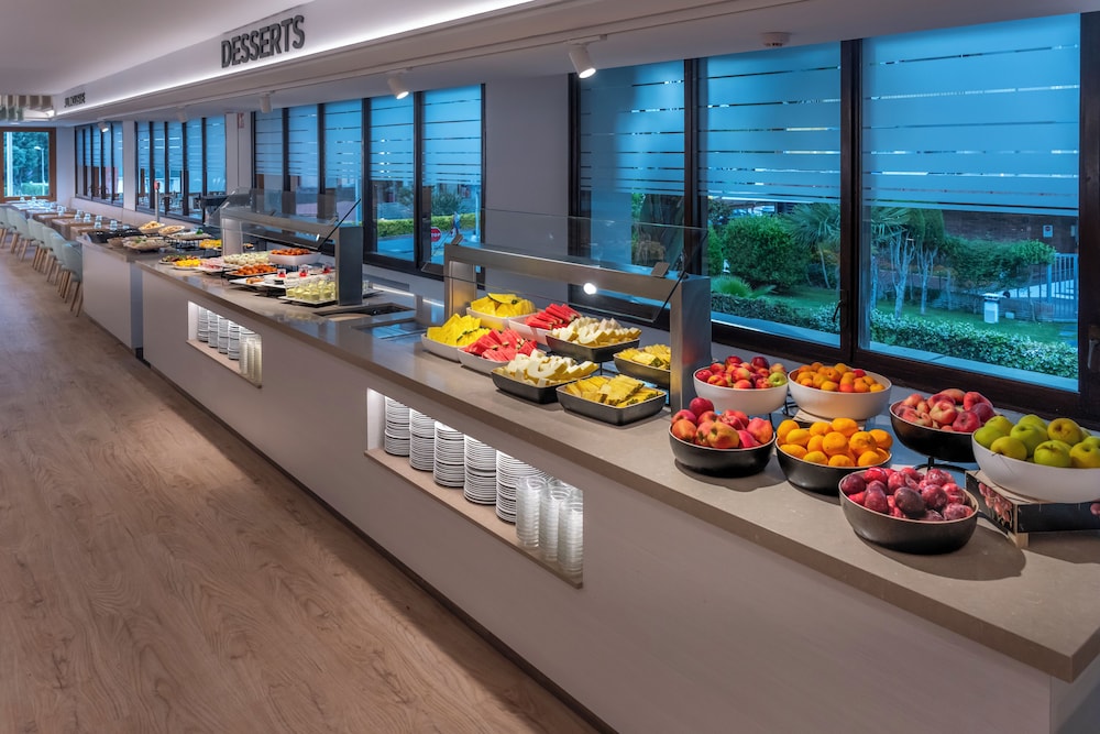 Hotel GHT Oasis Park & SPA — Restaurant & bars in Lloret de Mar, Catalonia