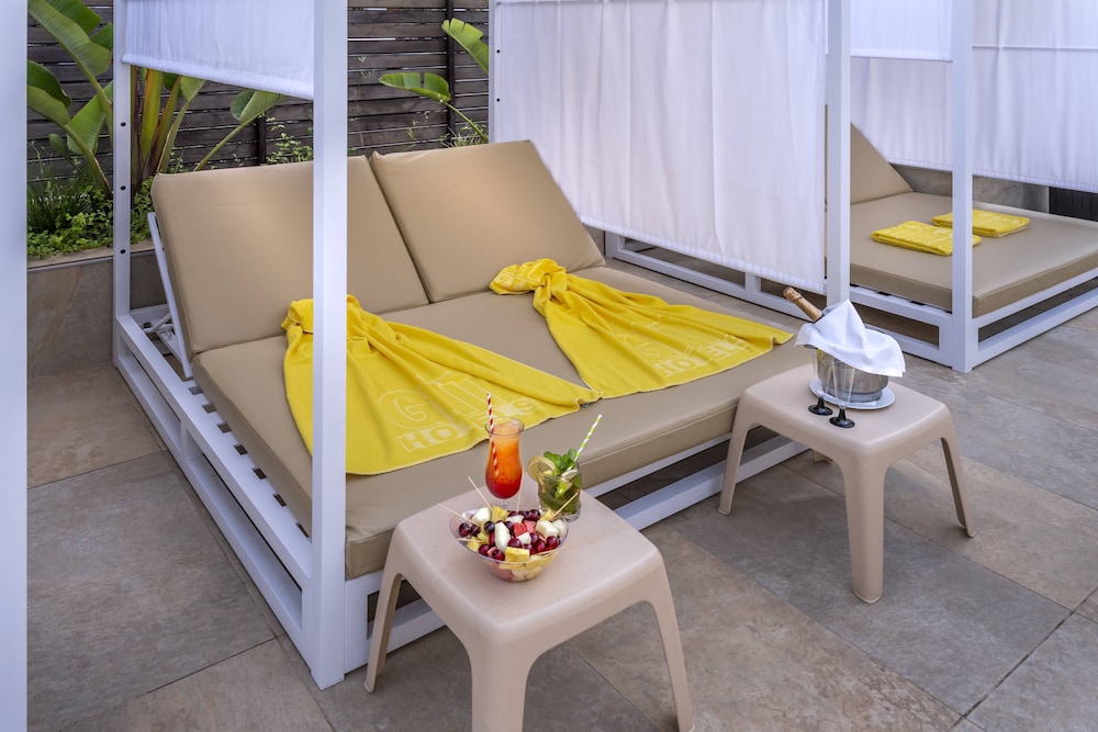 Hotel GHT Oasis Park & SPA — Restaurant & bars in Lloret de Mar, Catalonia