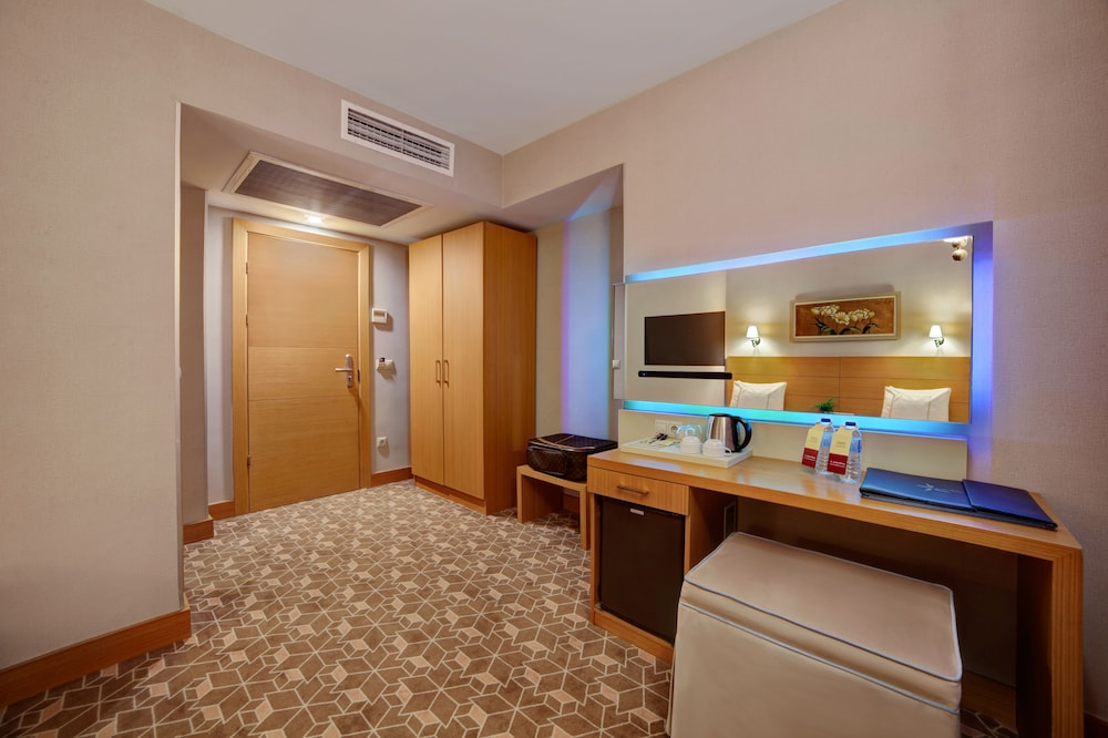 Almina Hotel - Special Class — Hotel rooms in Istanbul, Istanbul