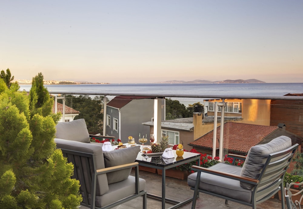 Almina Hotel - Special Class — Hotel rooms in Istanbul, Istanbul