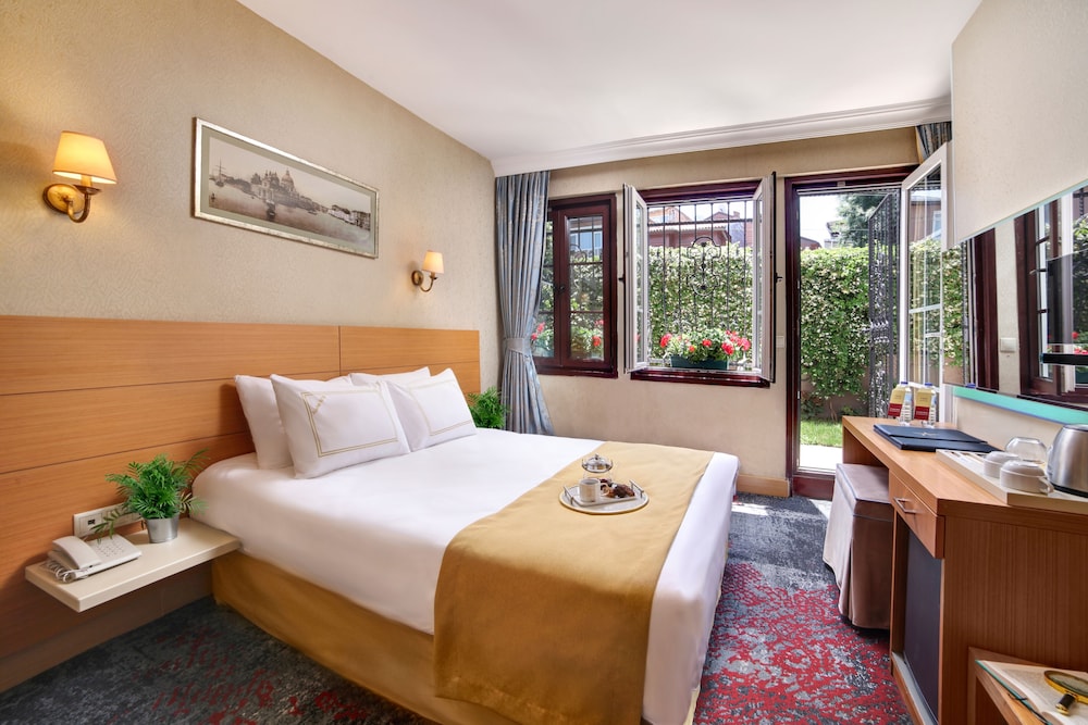 Almina Hotel - Special Class — Hotel rooms in Istanbul, Istanbul