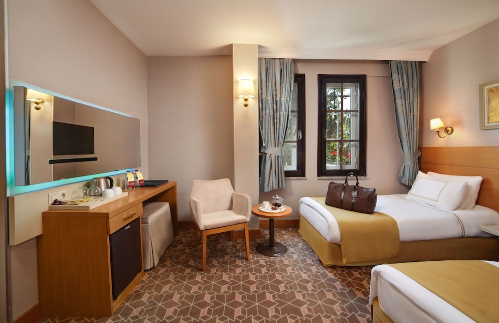 Almina Hotel - Special Class — Hotel rooms in Istanbul, Istanbul