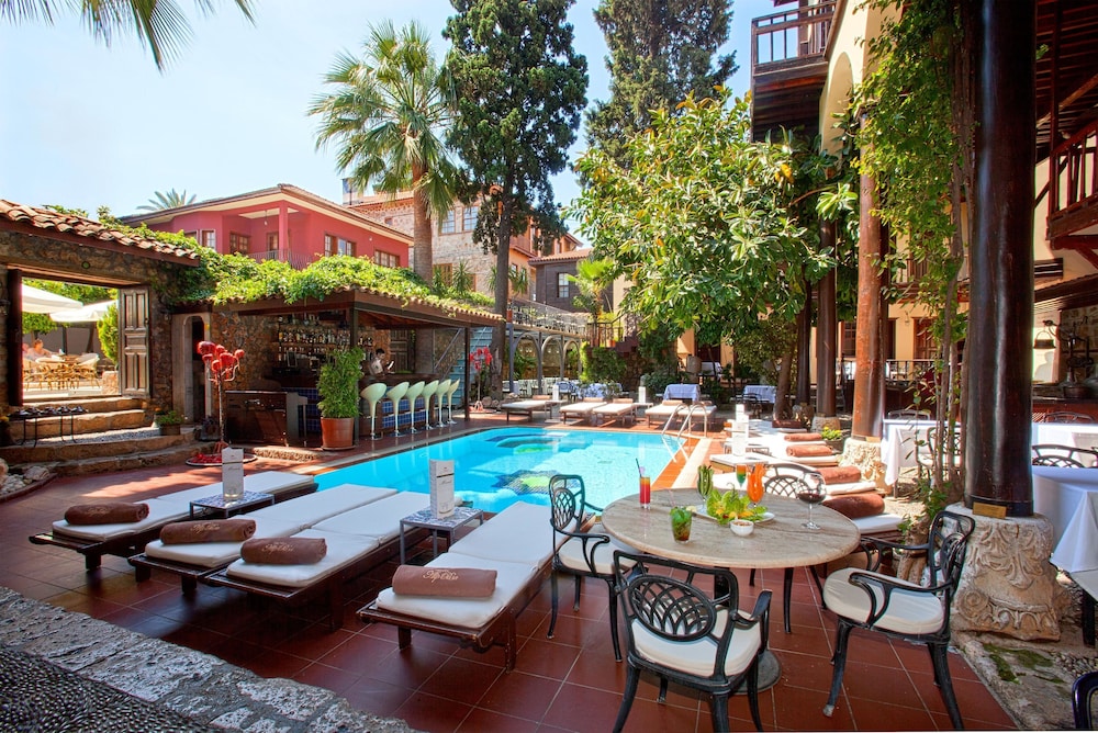 Alp Pasa Hotel - Special Class — Swimming pool in Antalya