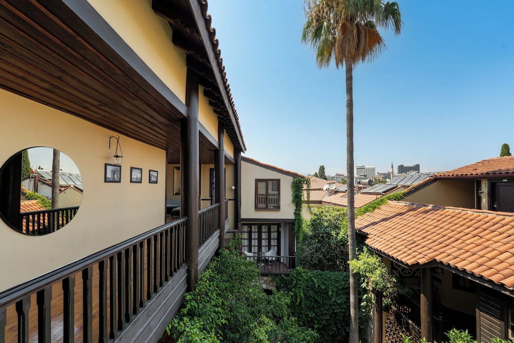 Alp Pasa Hotel - Special Class — Hotel building in Antalya