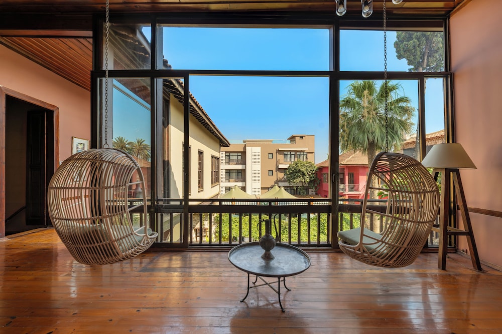 Alp Pasa Hotel - Special Class — Hotel building in Antalya