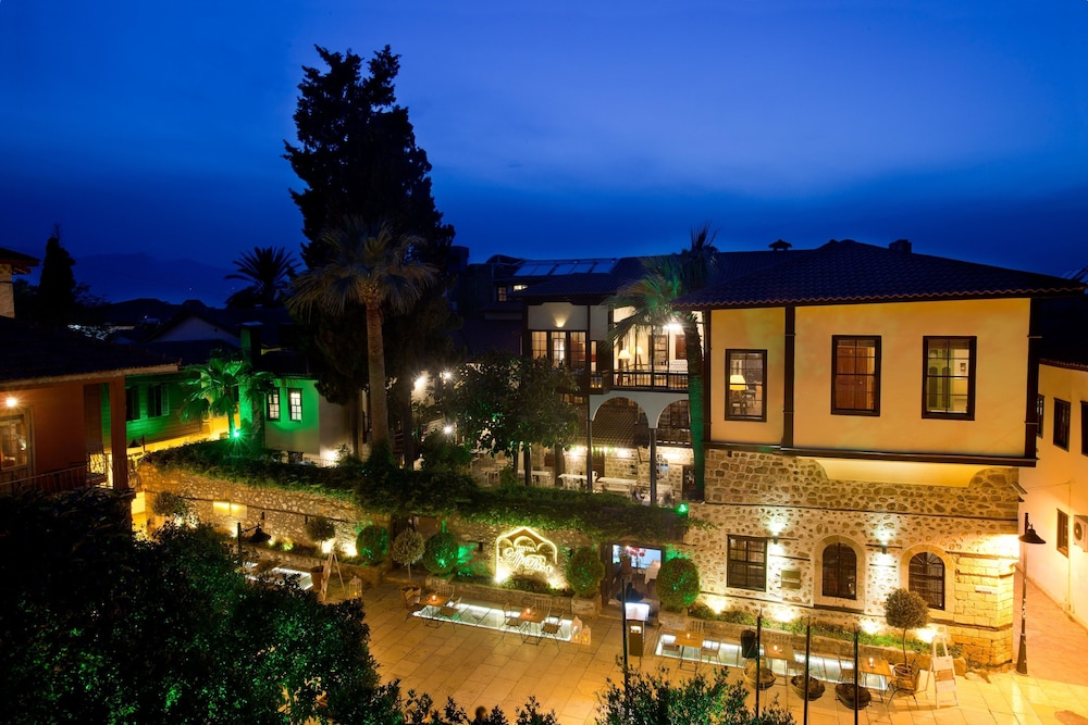 Alp Pasa Hotel - Special Class — Hotel building in Antalya