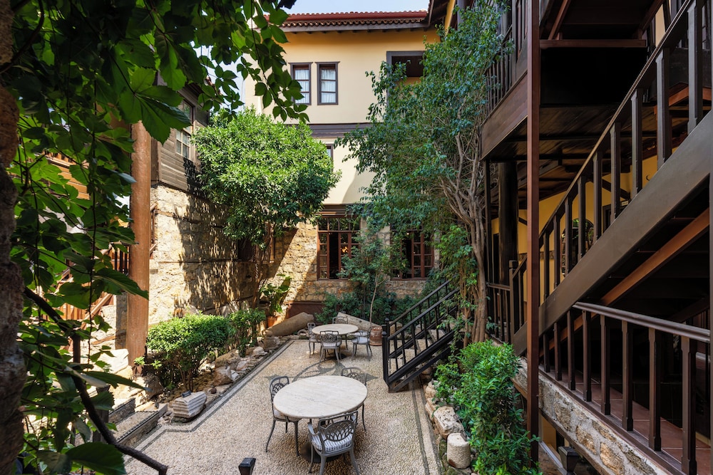 Alp Pasa Hotel - Special Class — Hotel building in Antalya