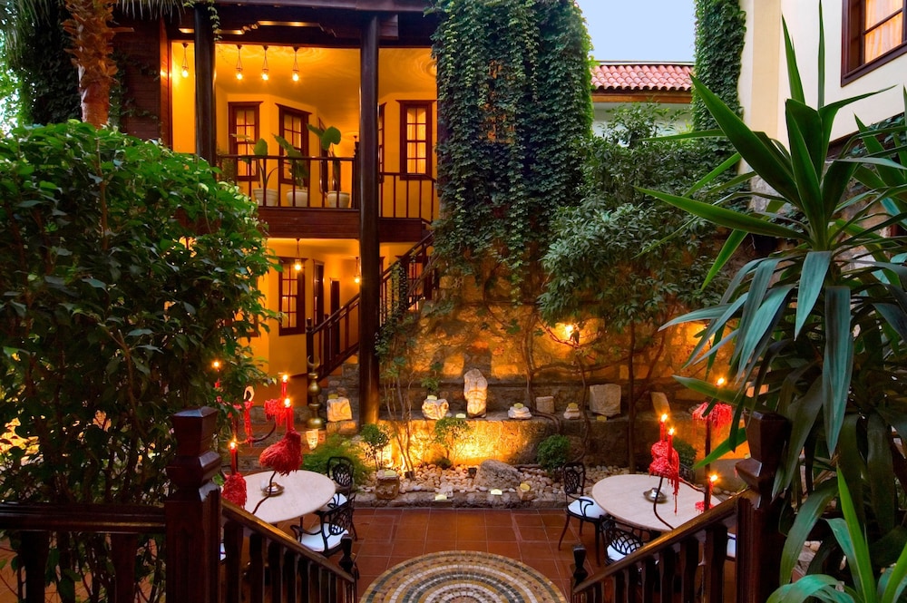 Alp Pasa Hotel - Special Class — Hotel building in Antalya