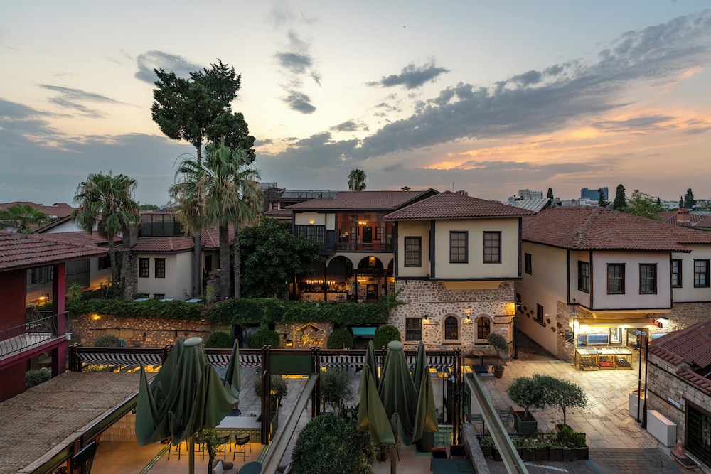 Alp Pasa Hotel - Special Class — Hotel building in Antalya