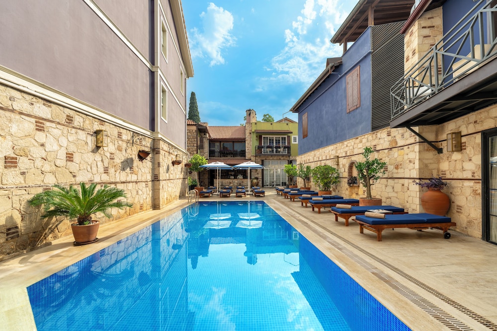 Alp Pasa Hotel - Special Class — Swimming pool in Antalya