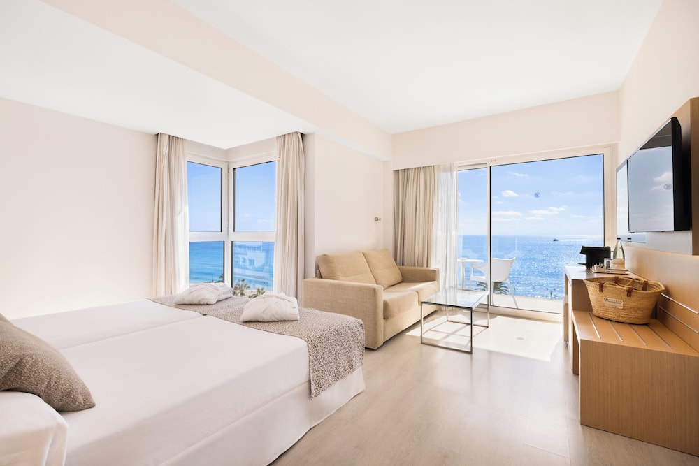 CM Playa del Moro Hotel — Hotel rooms in Cala Millor, Balearic Islands