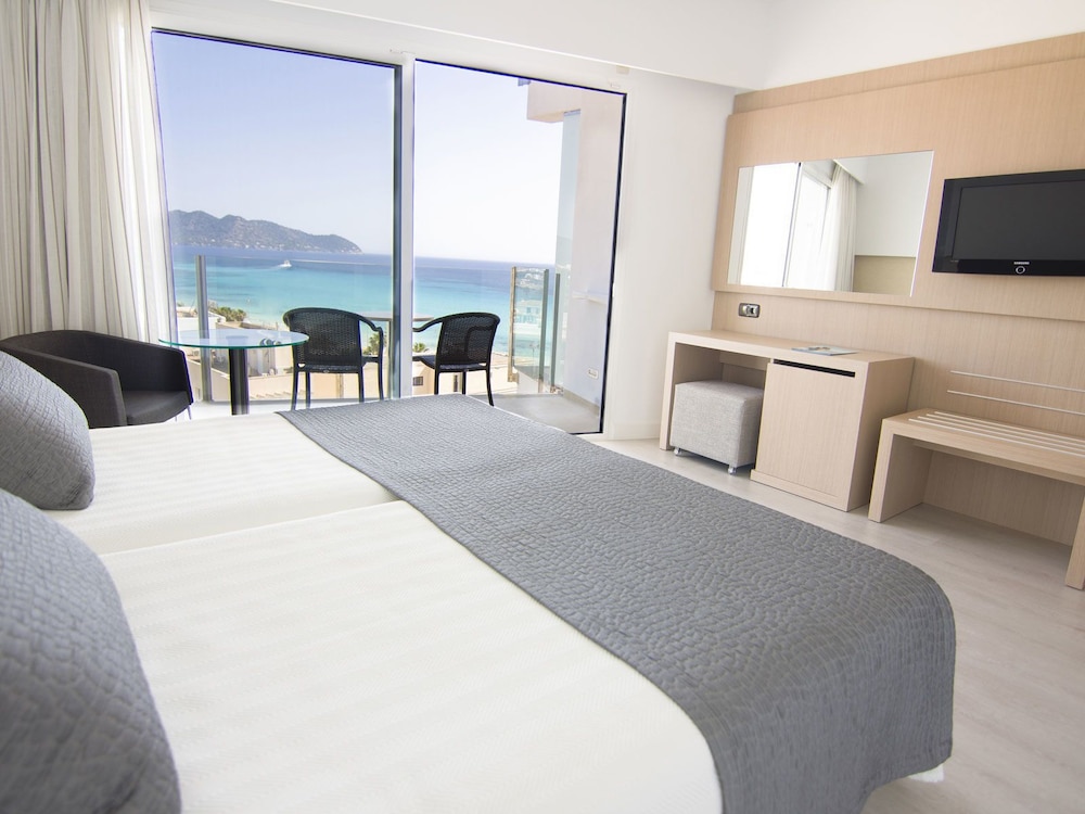 CM Playa del Moro Hotel — Hotel rooms in Cala Millor, Balearic Islands