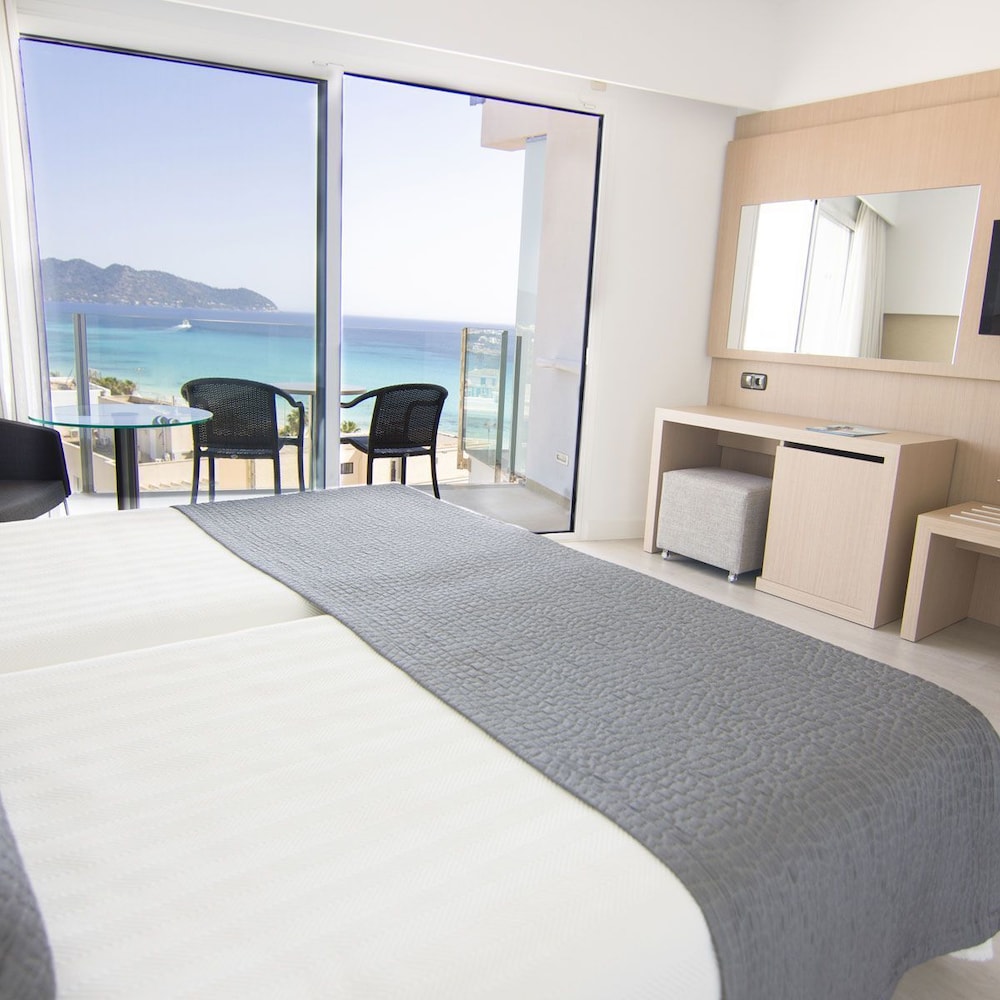 CM Playa del Moro Hotel — Hotel rooms in Cala Millor, Balearic Islands
