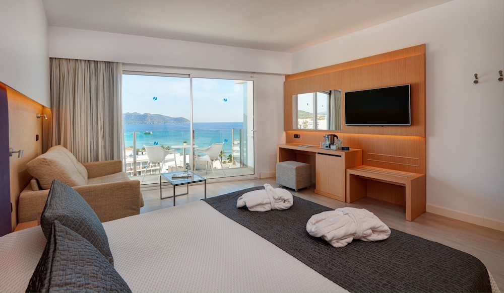 CM Playa del Moro Hotel — Hotel rooms in Cala Millor, Balearic Islands