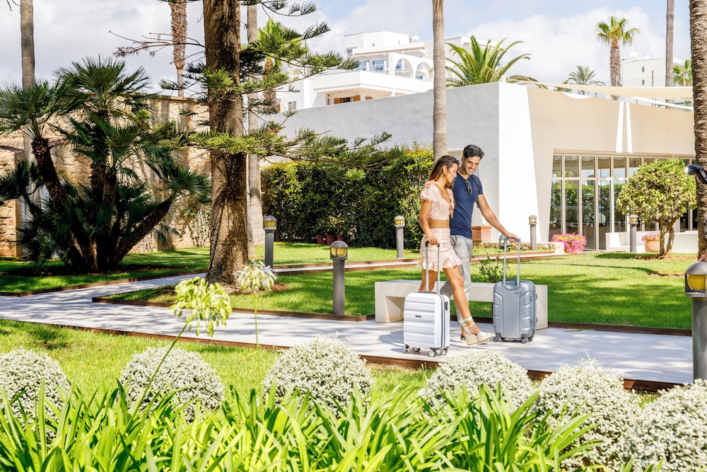 CM Playa del Moro Hotel — Hotel building in Cala Millor, Balearic Islands